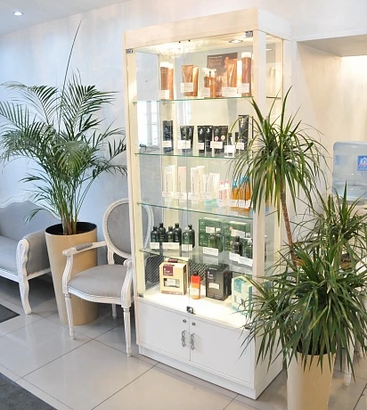 Ассортимент продукции в клинике CHEVEUX.